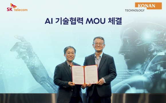 이상호 SKT CTO(사진 왼쪽)와 김영섬 코난테크놀로지 대표(사진 오른쪽)가 MOU 기념촬영을 하고 있는 모습. ⓒ SK텔레콤