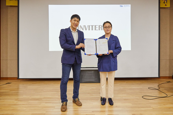 앙비떼는 시장을 혁신하는 VR 전시 부스 플랫폼과 3D 개발 기술을 바탕으로 다양한 VR, 메타버스 프로젝트 수행 기술을 보유한 기업이다. 좌측이 윤태원 앙비떼 대표. ⓒ 앙비떼