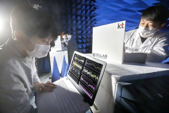 KT 융합기술원 및 서울대학교 연구원이 RIS(지능형 반사 표면) 기술의 성능을 검증하는 모습. ⓒ KT