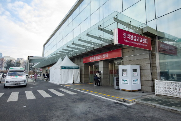 이대목동병원 권역응급의료센터 의료진이 40분이 넘는 심폐소생술 끝에 환자를 살렸다. © 이화의료원