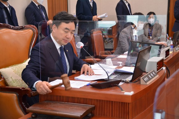 윤관석 위원장은 산업통상자원중소벤처기업위원회 전체회의를 열고 △산업부 2조2102억원 △중기부 2조9773억원 △특허청 633억원 등 총 4조7189억 원 규모가 증액된 2023년도 예산안 및 기금운용계획안을 증액 의결했다. ⓒ 윤관석 의원실