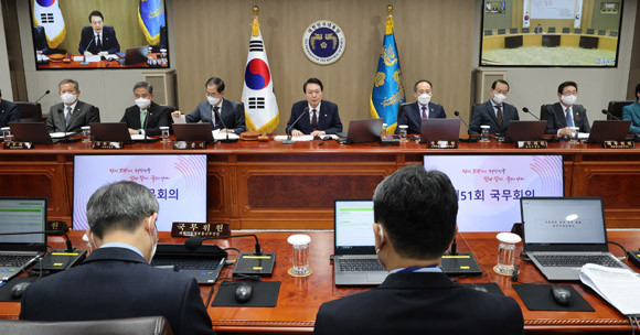 윤 대통령은 국무회의에서 "이태원 참사의 유가족과 부상자 지원에 부족함이 없도록 원스톱 통합지원센터 운영에 만전을 기해 달라"고 당부하고 "경찰 특수본은 철저한 진상 규명에 총력을 다해 달라"고 강조했다. ⓒ 연합뉴스
