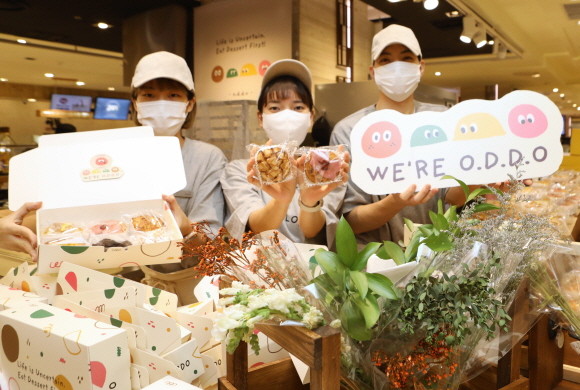 롯데백화점이 SNS에서 큰 인기를 받고 있는 유명 디저트 브랜드를 모은 팝업스토어를 선보인다. 이번 팝업스토어는 본점에서 진행하며, 12월1일까지 운영한다. © 롯데백화점