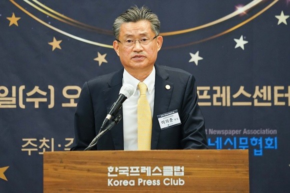 23일, 한국프레스센터 프레스클럽에서 진행된 '2022 인터넷신문인의 밤' 기념식에서 이의춘 한국인터넷신문협회 회장이 인사말을 전하고 있다. ⓒ 한국인터넷신문협회