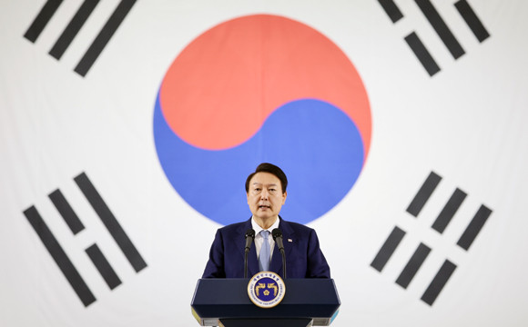 윤석열 대통령은 24일 경남에 있는 주요 방산업체를 방문해 이들을 격려하고, 방산 수출 강국 도약을 위한 방산수출전략회의를 주재했다. ⓒ 연합뉴스