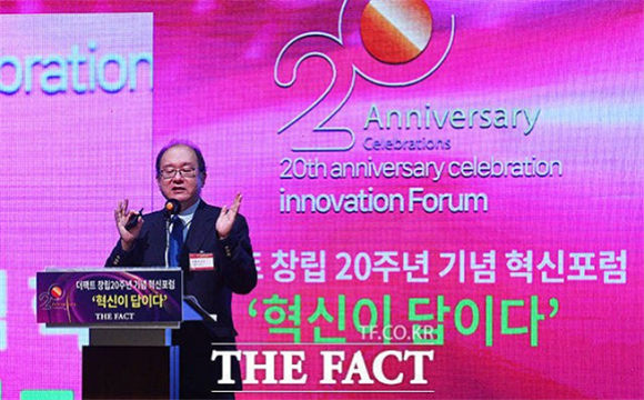 24일 오후, 양준석 가톨릭대학교 경제학과 교수가 더팩트 창립20주년 기념 혁신포럼 '혁신이 답이다'에 참석해 규제개혁을 강조하는 발표를 하고 있다. ⓒ 더팩트