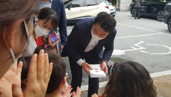 오언석 도봉구청장이 창4동어린이집 원아들의 손편지를 전달받는 모습. ⓒ 창4동어린이집