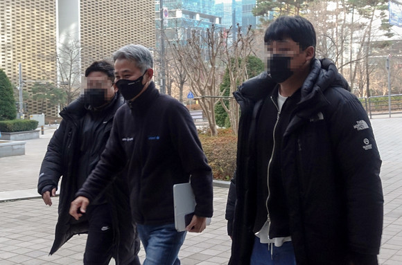 장현국 위메이드 대표가 경기 성남시 사옥으로 출근하고 있는 모습 ⓒ 연합뉴스