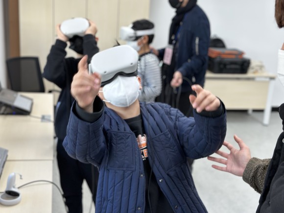 한 학생이 VR을 통한 통합예술치유프로그램인 힐링아트테크에 참여하고 있다. ⓒ 예술과인간개발