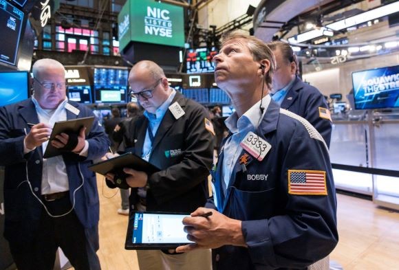 뉴욕증권거래소(NYSE)에서 근무 중인 트레이더의 모습. ⓒ 연합뉴스