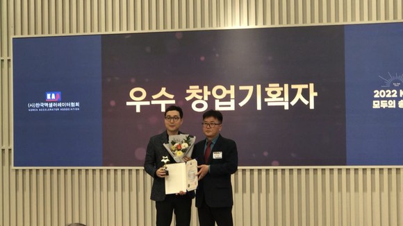 왼쪽부터 박재현 탭엔젤파트너스 대표와 권영학 중기부 투자회수관리과장. ⓒ 탭엔젤파트너스