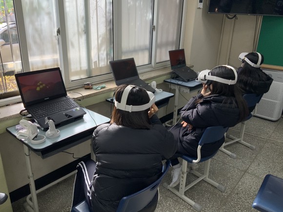 예술과인간개발이 자체개발한 VR 예술치유프로젝트 '힐링아트테크'로 차세대 예술치유 경험을 제공했다. ⓒ 예술과인간개발