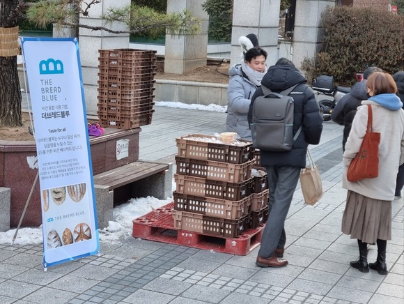 더브레드블루가, 2023년 새해 맞이 빵나눔 행사 진행했다. ⓒ 더브레드블루
