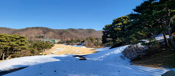 경기 침체 시기에는 여러 골프장을 무기명으로 주중·주말 이용할 수 있는 골프 이용권을 사용하는 것이 좋다. ⓒ 동양골프