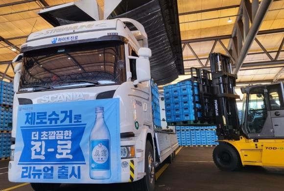 하이트진로는 경기도 이천공장에서 제로슈거 '진로'를 첫 출고했다. ⓒ 하이트진로