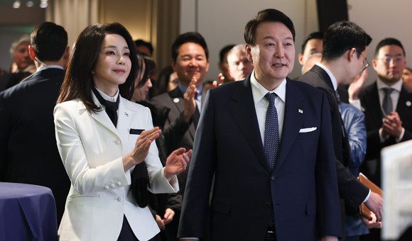 윤석열 대통령은 역대 대통령 중 이명박, 박근혜 전 대통령에 이어 역대 세 번째로 '한국의 밤' 행사에 참석했다. ⓒ 연합뉴스