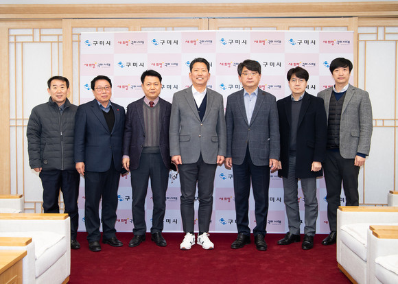 구미시를 방문한 LH대구경북지역신임 신광호 본부장(중앙 오른쪽)과 김장호 구미시장(중앙 왼쪽). ⓒ 프라임경제