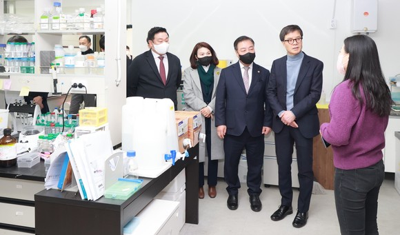 대전시 이석봉 경제과학부시장과 시의회 이병철 산업건설위원회 위원장 등 관계자들이 '대전바이오벤처 오픈랩' 개소식을 개최 후 둘러보고 있다. ⓒ 대전시