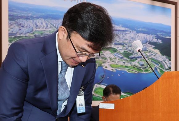 나희승 코레일 사장이 지난해 11월 국회에서 열린 국토교통위원회 전체회의에서 현안보고를 마친 뒤 탈선 사고와 작업자 사망사고에 대해 사과하고 있다. ⓒ 연합뉴스