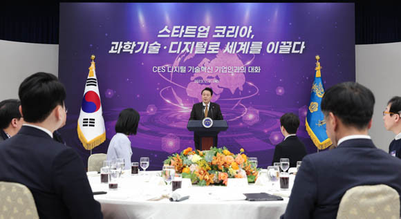 윤 대통령은 "여러분들이 전 세계에 보여준 첨단 과학기술과 혁신 역량은 누구나 공정하게 기술의 혜택을 누리고 세계시민의 자유를 확대하는 기폭제가 될 것"이라고 강조했다. ⓒ 대통령실