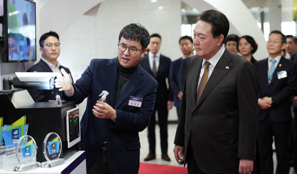총 469개 한국 기업이 참여한 'CES 2023'에서 우수 제품·서비스에 수여하는 혁신상을 역대 최대인 181건 수상했다. ⓒ 대통령실