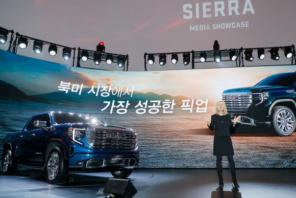 GMC 시에라 미디어 쇼케이스 행사장에서 스피치 중인 몰리 펙 글로벌 GMC&뷰익 최고마케팅책임자. ⓒ 한국GM