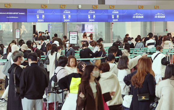 올해 약 두 달 반 기간동안 한국에서 일본을 찾은 여객수가 지난해 한 해 전체 실적을 웃돈 것으로 나타났다. 사진은 인천공항 출국장 모습. ⓒ 연합뉴스