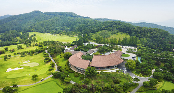 아시아나CC는 지난 4월 발표된 'MK 대한민국 골프장 평가'에서 수도권 회원제 골프장 중 3대 우수 골프장으로 선정되는 영예를 안은 바 있다. ⓒ 금호리조트