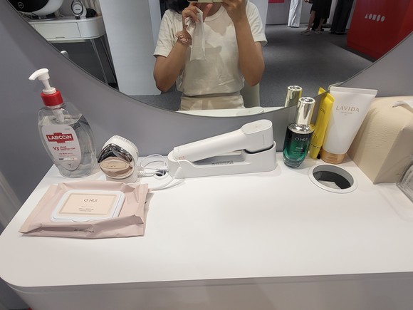 2층 프라이빗 케어존에서 LG프라엘 더마쎄라를 직접 체험해볼 수 있다. = 박지혜 기자