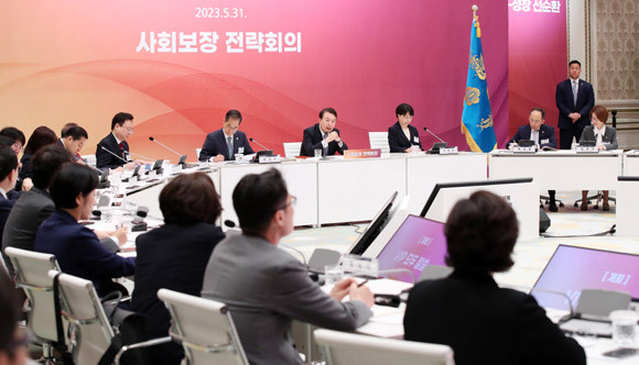 이날 논의된 전략들은 전 부처와 지자체에 일관되게 구현될 수 있도록 국무총리와 사회보장위원회를 중심으로 구체적 방안을 마련해 실행해 나가면서 동시에 현재 수립 중인 '제3차 사회보장기본계획'의 기틀이 될 예정이다. ⓒ 연합뉴스
