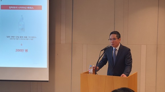 유근직 마녀공장 대표이사가 지난 달 22일 여의도에서 열린 기자간담회에서 프레젠테이션을 진행하고 있는 모습. = 박기훈 기자