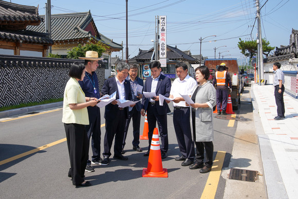 지난 16일 지난해 조성된 경주시 보문동 도로 현장을 방문한 경주시의회 문화도시 위원들 모습. ⓒ 경주시의회