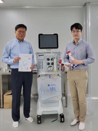 이진태 시노펙스 본부장(왼쪽)이 GMP인증서를 들고 있는 모습. 오른쪽은 이주신 시노펙스 박사. ⓒ 시노펙스