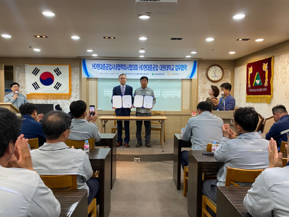 지난 11일 울산 HD현대중공업 사내협력회사 협이회 회의실에서 대원대학교 총장 김영철(좌)와 HD현대중공업 사내협력회사 협이회 이무덕 회장(우)이 업무협약 체결 후 기념촬영을 하고 있다. ⓒ 대원대학교