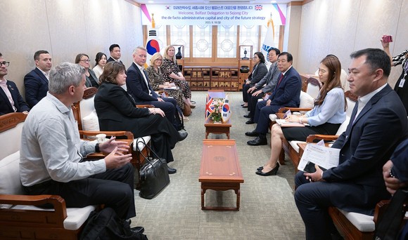 영국 북아일랜드의 수도 벨파스트시가 대표단이 우호협력 도시인 세종시를 방문해 최민호 시장과 환담을 나누고 있다. ⓒ 세종시