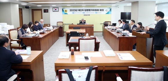 27일 304호 회의실에서 지난달 새롭게 출범한 제2기 입법평가위원회의 두번째 회의를 개최하고 있다. ⓒ 의회사무국