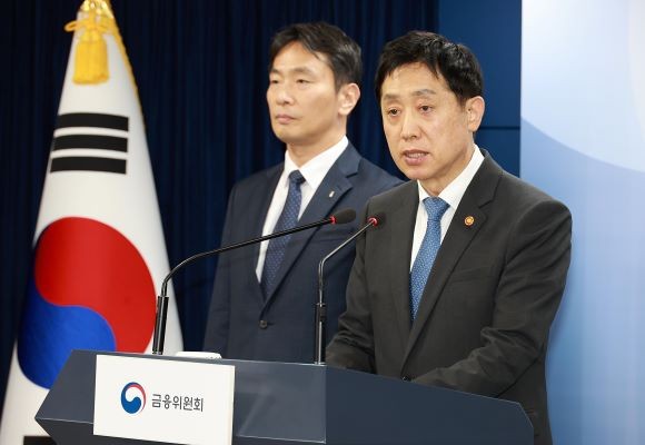 (오른쪽)김주현 금융위원장이 (왼쪽)이복현 금융감독원장과 함께 지난 5일 오후 서울 종로구 정부서울청사 합동브리핑실에서 이달 6일부터 내년 6월 말까지 '국내 증시 전체 종목에 대한 공매도 전면 금지' 관련 브리핑을 하고 있다. ⓒ 금융위원회
