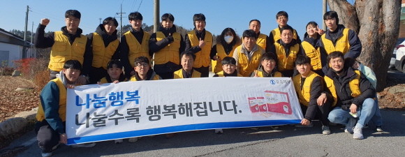 유유제약이 겨울 한파로 어려움을 겪고 있는 충북 제천 지역 저소득 보훈 가족에게 사랑의 연탄 나눔 봉사활동을 진행했다. 유유제약