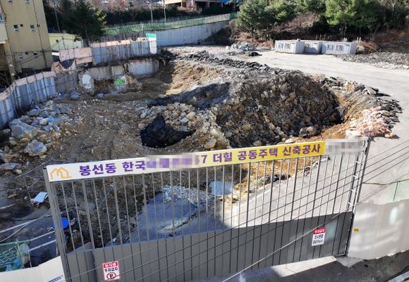 광주·전남 중견 건설사인 한국건설이 은행에 중도금 이자를 내지 못하는 등 유동성 위기설이 불거지면서 아파트 분양자들의 불안감이 커지고 있다. 광주 남구 봉선동에 짓고 있는 한 아파트 건설 현장. ⓒ 연합뉴스