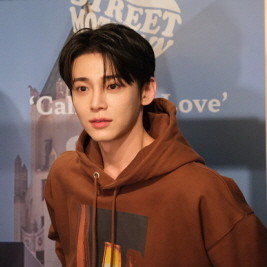 [포토] SMA 팝업스토어 찾은 배우 겸 크리에이터 전창하 - 뉴스 썸네일 이미지