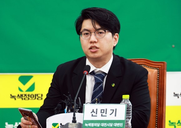 신민기 녹색정의당 대전시당 대변인이 카이스트 졸업식에서 강제 퇴장당한 것과 관련해 19일 국회에서 기자회견을 하고 있다. ⓒ 연합뉴스