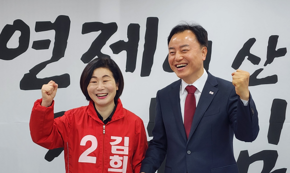 24일 국민의힘 부산 연재 이창진 전 국회의원 예비후보가 김희정 예비후보 지지를 약속했다.ⓒ프라임경제