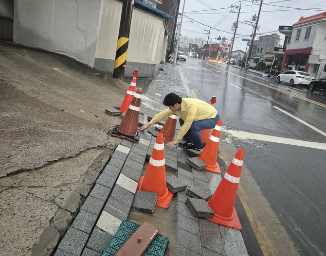 윤성관 진주시의원이 폭우 피해 현장에서 시민의 안전을 위해 보도블록을 정리하고 있다. ⓒ 프라임경제