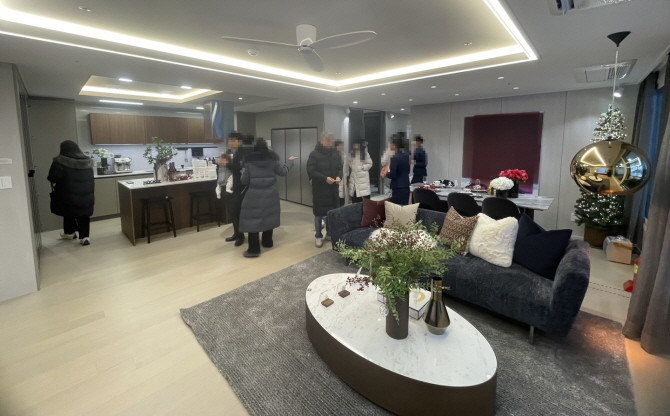 전용면적 118㎡ 타입 거실 내부. = 박선린 기자