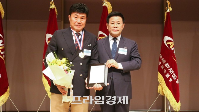 강승일 세종타임즈 대표는 지난 24일 서울 한국프레스센터 국제회의장에서 열린 제22회 지역신문의 날 기념식에서 '지역신무대상'을 수상 후 기념촬영을 하고 있다. ⓒ 프라임경제