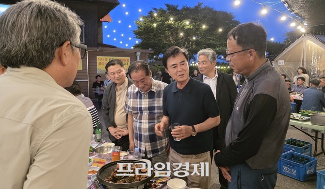 지난 30일 도청 출입기자단과 함께 '화합의 한마당'에서 기자들과 소통을 하고 있는 김태흠 지사. ⓒ 프라임경제