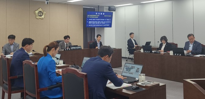 충청광역연합의회 제5회 임시회 제1차 초광역행정산업위원회 개최 모습. ⓒ 의회사무국