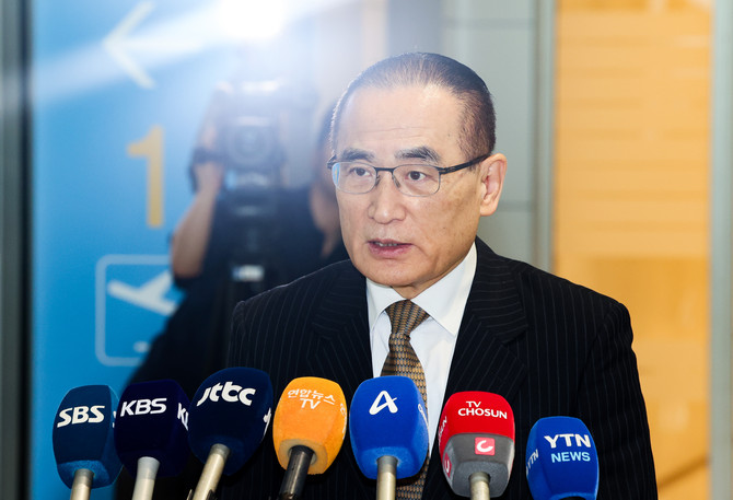 위성락 국가안보실장이 방미 일정을 위해 6일 인천국제공항을 통해 미국 워싱턴DC로 출국하기 앞서 취재진의 질문에 답하고 있다. ⓒ 연합뉴스