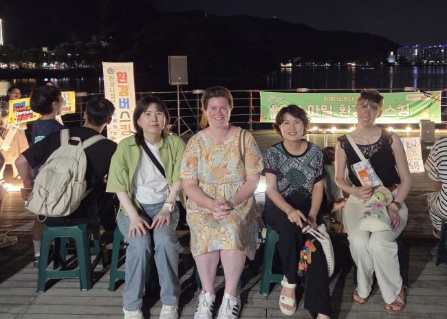 외국 지방공무원 연수생들과 주민들이 수성못 포켓무대에서 실시한 수성구 재활용 교육 환경버스킹 행사를 관람하고 있다. ⓒ 대구 수성구