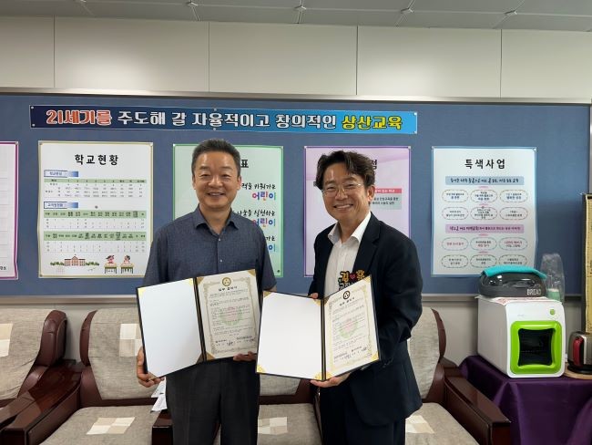 상주시종합사회복지관과 상산초등학교는 지난 4일 초등학생들의 낮아지고 있는 독서 흥미를 개선하고자 독서 토론 프로그램 운영을 위한 업무협약을 체결했다. ⓒ 상주시